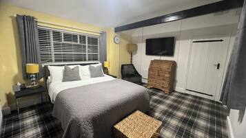 Designrum - utsikt mot trädgården | Unika möbler, strykjärn/strykbräda, gratis wi-fi och sängkläder