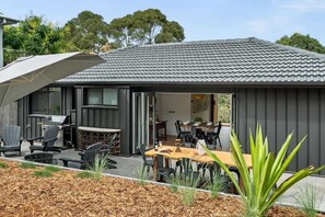 Outdoor dining - Ankers Home at Mollymook (Mollymook Beach)