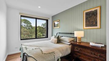 5 bedrooms, iron/ironing board, WiFi, bed sheets