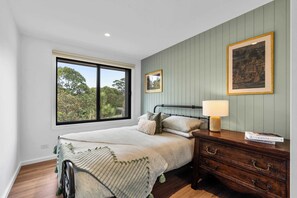 5 bedrooms, iron/ironing board, WiFi, bed sheets - Ankers Home at Mollymook (Mollymook Beach)