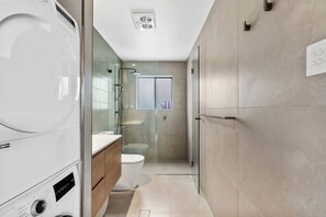 Shower, shampoo - Ankers Home at Mollymook (Mollymook Beach)