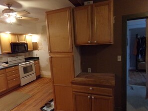Fridge, oven, stovetop, dishwasher - Rescued Wood Bunkhouse-Sleeps 8 hunters. Full kitchen and bath. Lots of parking. (Greencastle)