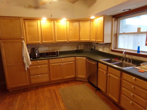 Rescued Wood Bunkhouse-Sleeps 8 hunters. Full kitchen and bath. Lots of parking.