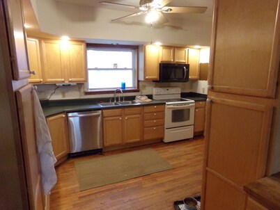 Rescued Wood Bunkhouse-Sleeps 8 hunters. Full kitchen and bath. Lots of parking.