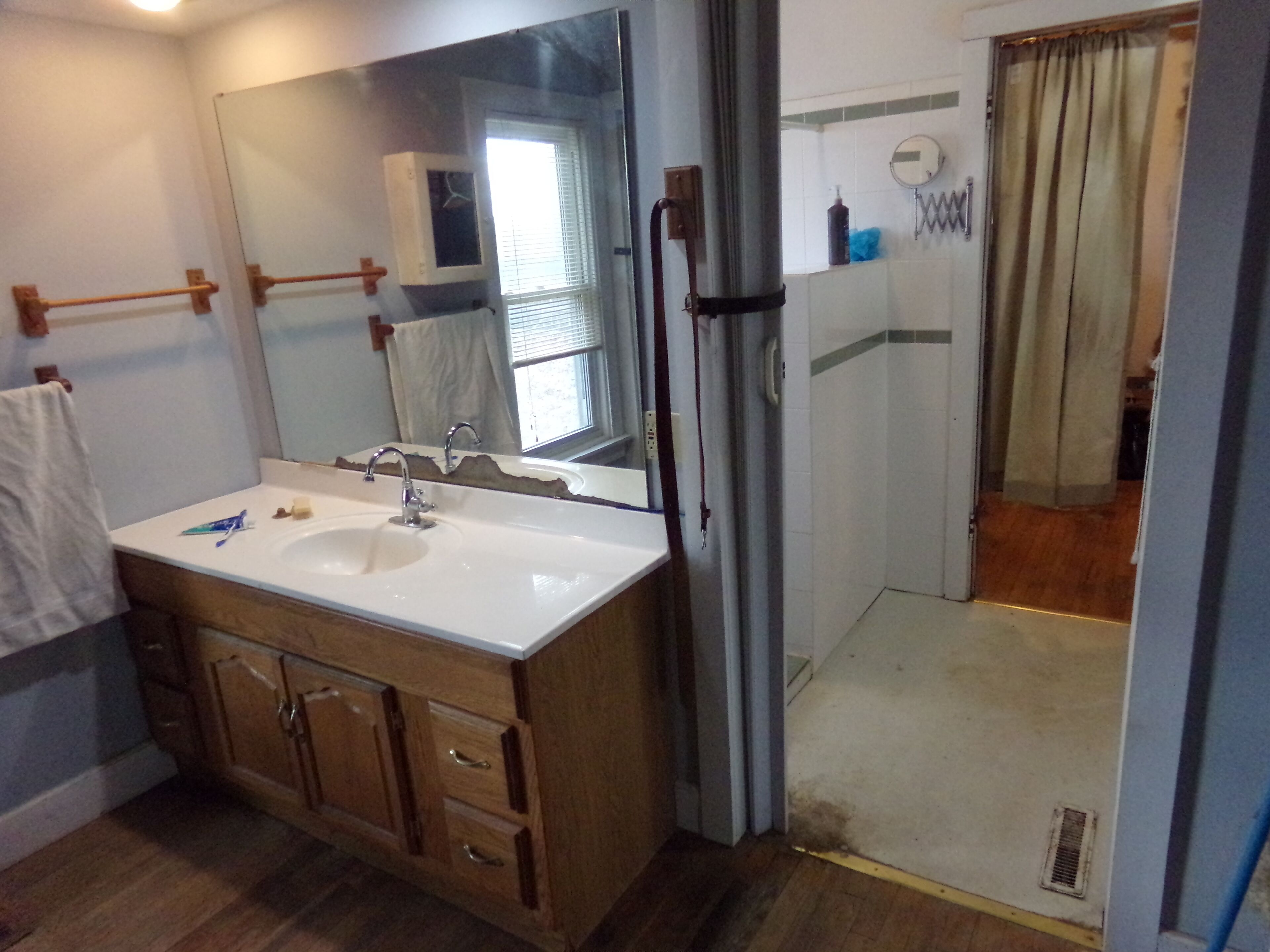 Douche, bidet, serviettes fournies, papier toilette