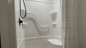 Een haardroger, handdoeken