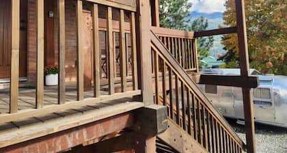 Modern 2 bedroom apartment located in a building built in 1896