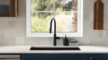 Réfrigérateur, four à micro-ondes, un four, surface de cuisson