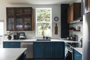 Fridge, microwave, oven, stovetop - Loki’s Loft and Cellar (Kaslo)
