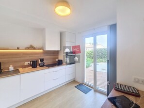 Kühlschrank, Mikrowelle, Ofen, Herdplatte