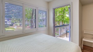 2 chambres, bureau, fer et planche à repasser, lit de bébé portatif