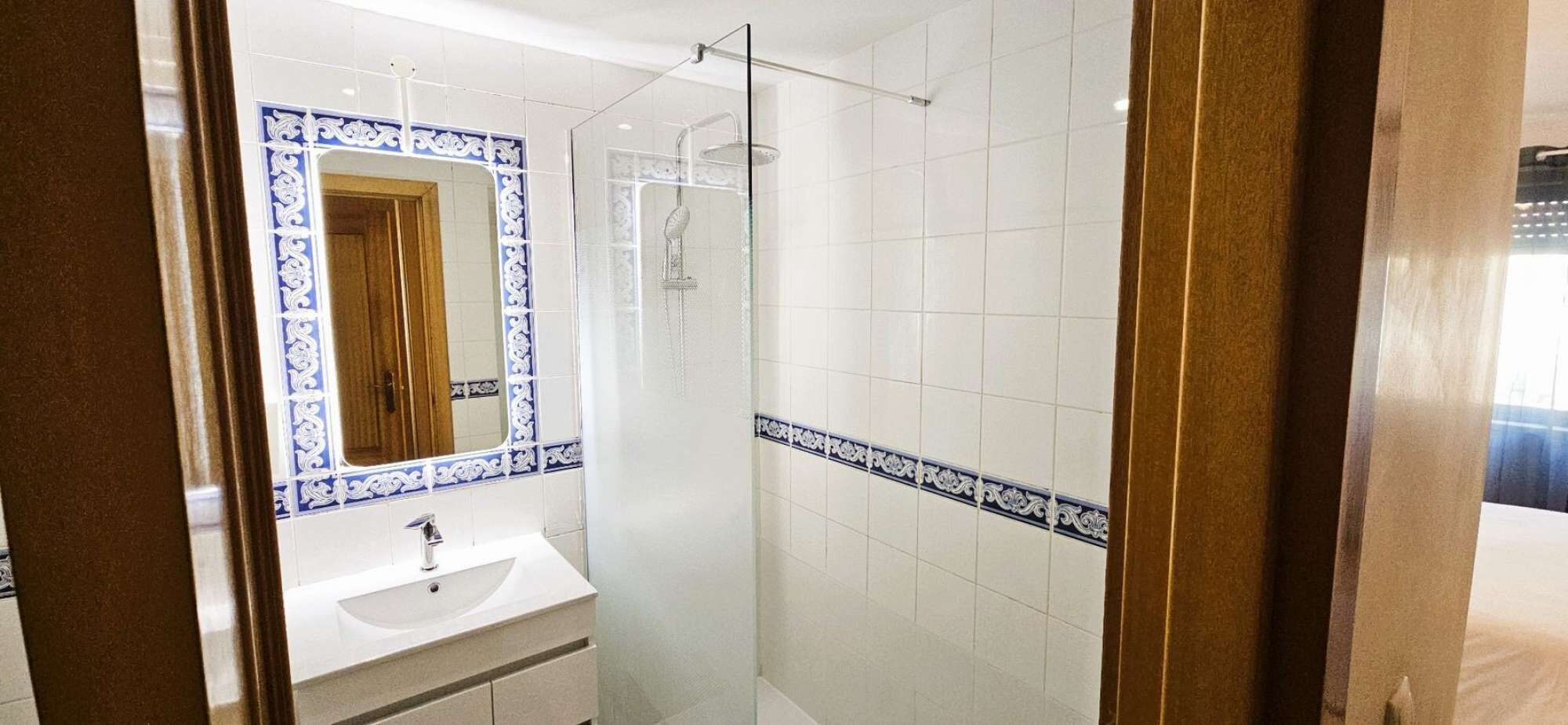 Sèche-cheveux, bidet, serviettes fournies