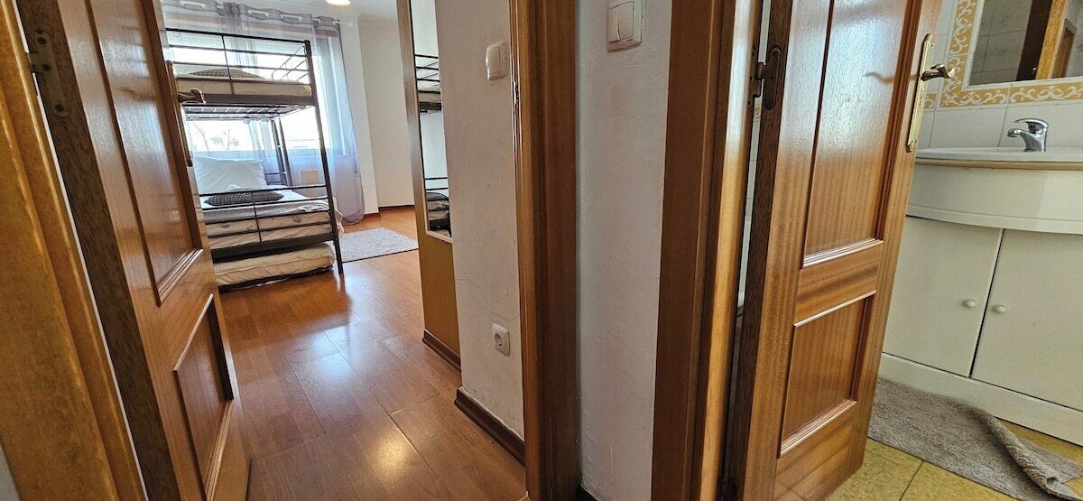 Sèche-cheveux, bidet, serviettes fournies