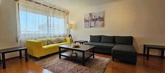 Spacious Modern 3 Bed flat in Lisbon, Expo Summits, City Fun, Shopping & Beaches