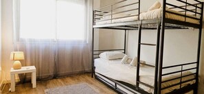 4 bedrooms, desk, iron/ironing board, WiFi - Spacious Modern 3 Bed flat in Lisbon, Expo Summits, City Fun, Shopping & Beaches (Montijo)