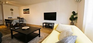 TV - Spacious Modern 3 Bed flat in Lisbon, Expo Summits, City Fun, Shopping & Beaches (Montijo)