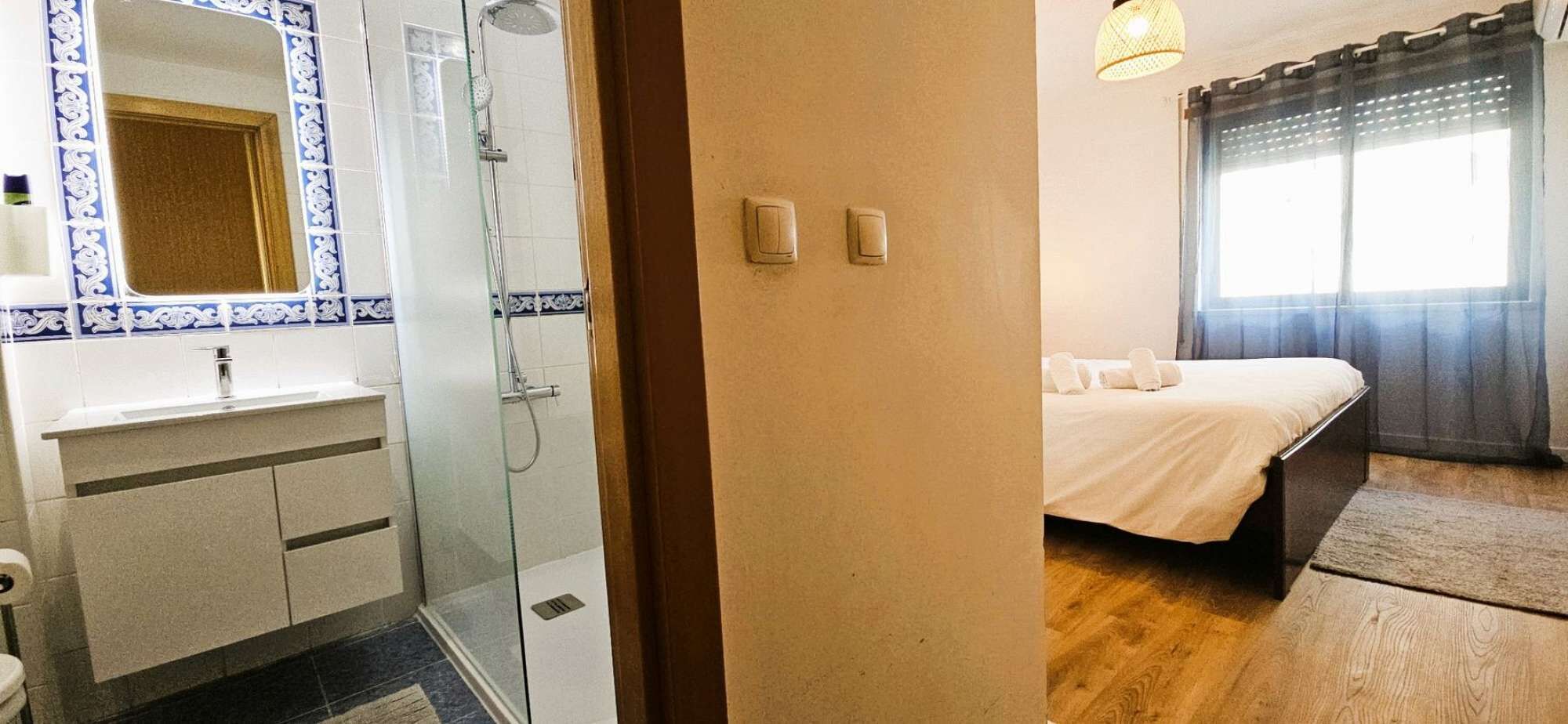 4 quartos, escrivaninha, ferros/tábuas de passar roupa, Wi-Fi
