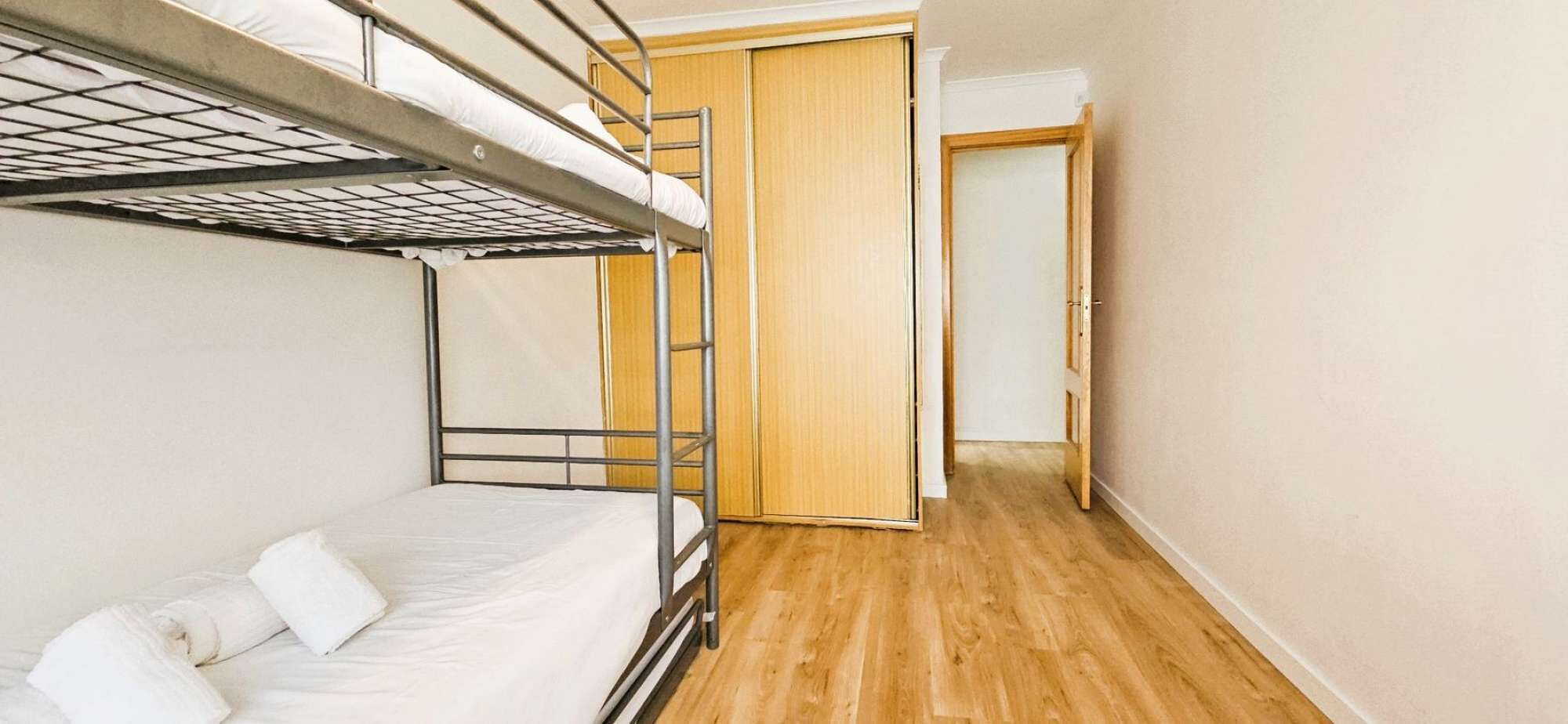 4 quartos, escrivaninha, ferros/tábuas de passar roupa, Wi-Fi