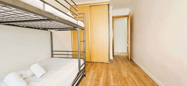 4 bedrooms, desk, iron/ironing board, WiFi