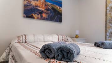 2 bedrooms, travel cot, WiFi, bed sheets