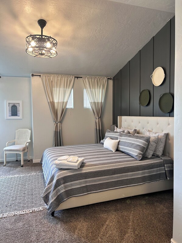 4 slaapkamers, een bureau, een strijkplank/strijkijzer, reisbedje