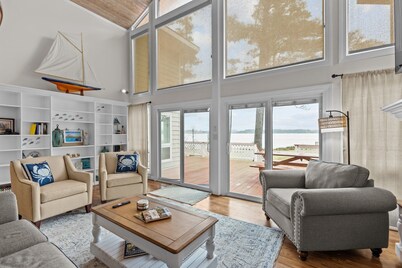 Blue Crab Shores: Waterfront Oasis with Stunning Views & Endless Possibilities