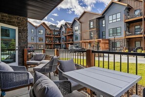 Outdoor dining - Alpine Retreat 3Bd/2Bath with Bunkbeds, Sleeps 8 (Dead Man's Flats)