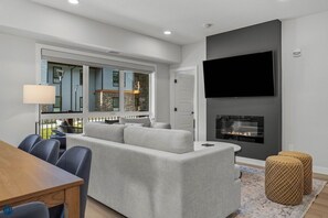 TV, fireplace - Alpine Retreat 3Bd/2Bath with Bunkbeds, Sleeps 8 (Dead Man's Flats)