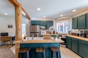 Kjøleskap, mikrobølgeovn, kokeplater og oppvaskmaskin