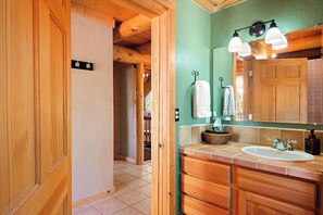 按摩浴缸、風筒、提供毛巾、番梘