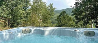 ★ Aspen + Mtn Views ★ Hot Tub + Pool Table + Bar