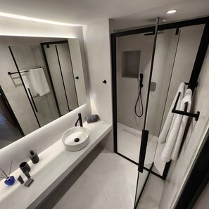 Douche, sèche-cheveux, serviettes fournies, savon