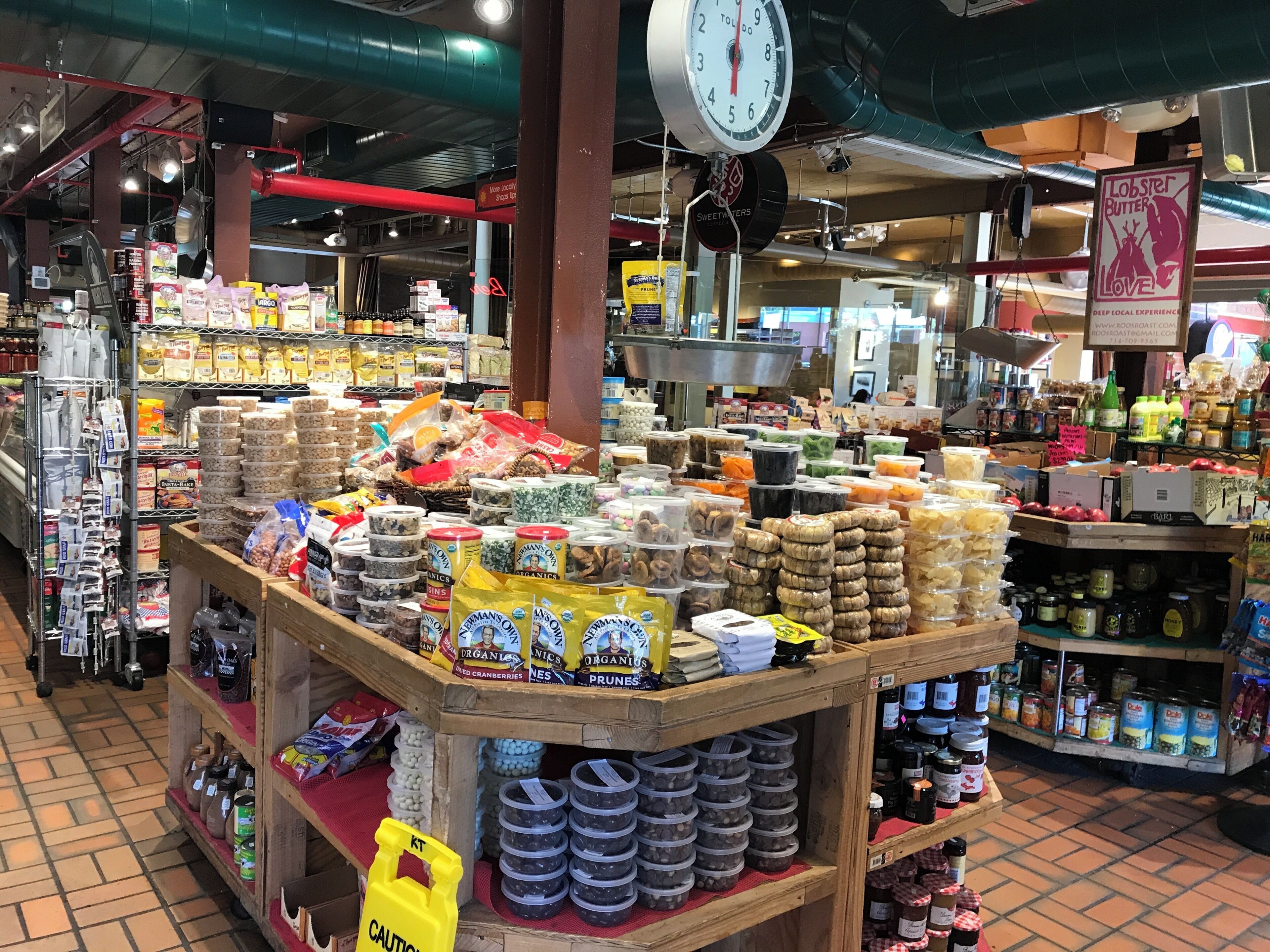 Une épicerie proposant une variété de produits alimentaires et une balance.