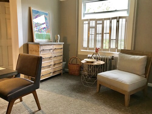 The Tranquil Farmhouse is a 2-bedroom house in the Kerrytown Historic District 