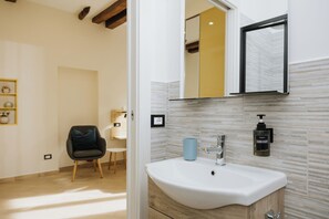 Bruser, hårtørrer, bidet, håndklæder