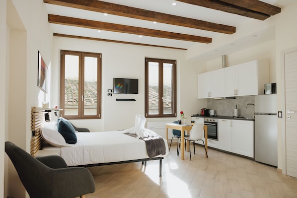 1 soveværelse, pengeskab på værelset, strygejern/strygebræt