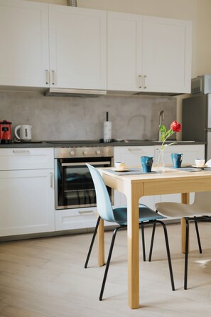 Køleskab, mikrobølgeovn, ovn, kogeplade