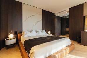 1 slaapkamer, een kluis op de kamer, een bureau