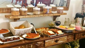 Een buffettafel met verschillende gerechten en bakken.