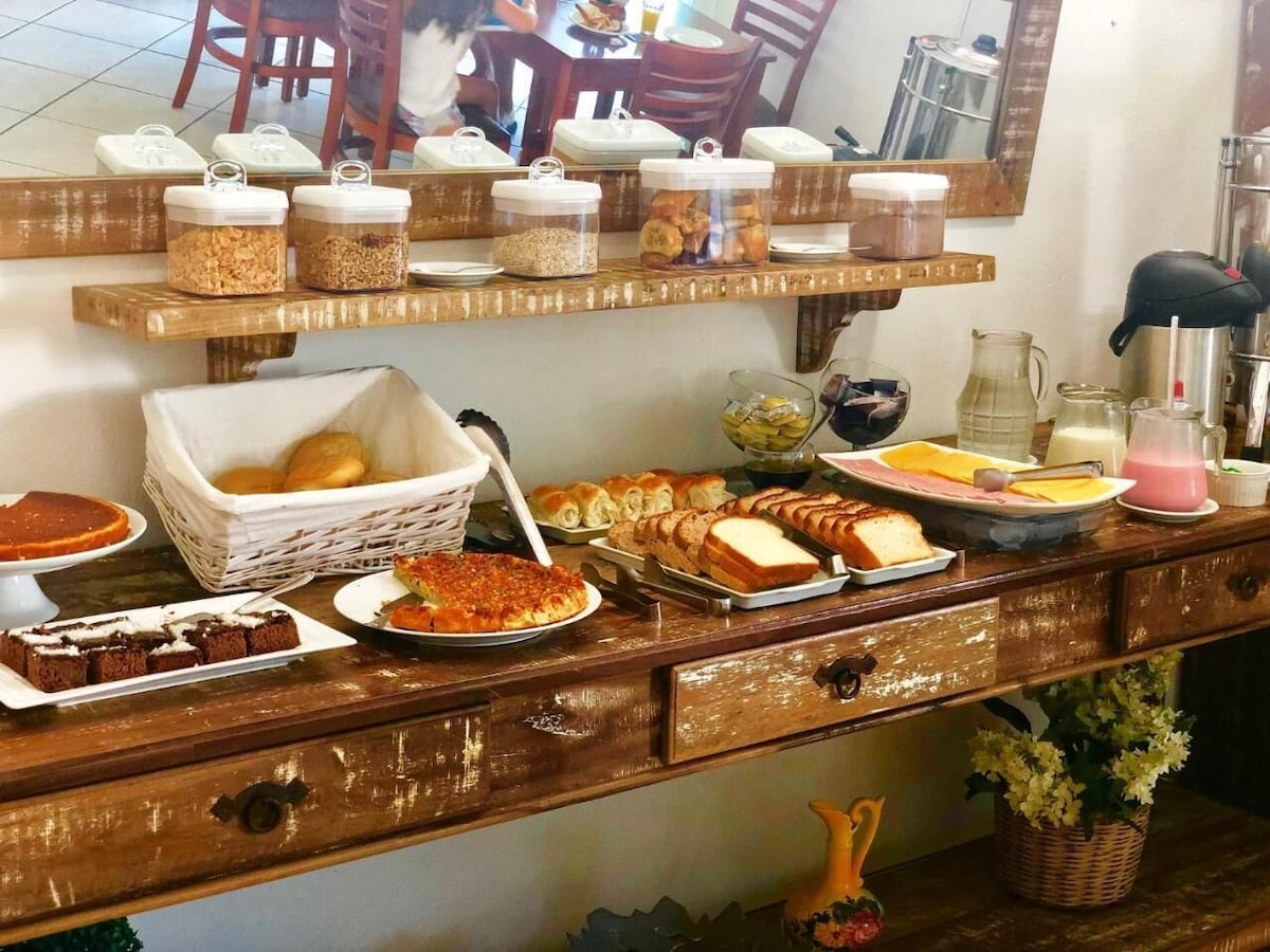 Una mesa de buffet con diversos alimentos y recipientes.
