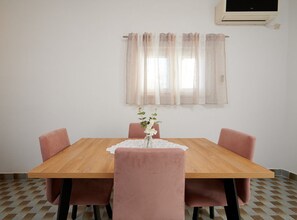 Dining - Cozy Downtown Trogir Apartment with Balcony - One Bedroom Apartment with Balcony (Trogir)