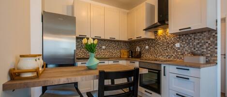 Fridge, oven, stovetop, dishwasher