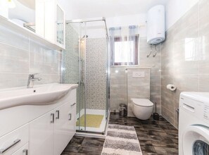 Douche, sèche-cheveux, serviettes fournies