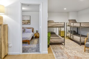 4 Schlafzimmer, Schreibtisch, Bügeleisen/Bügelbrett, Reisekinderbett