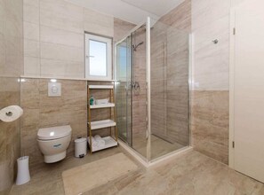Shower, hair dryer, towels - Peaceful Escape with Mountain Views, Heated Pool and Modern Amenities in Radošić - Four Bedroom Villa (Lecevica)