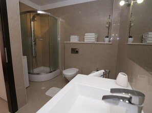 Dusche, Haartrockner, Handtücher
