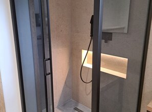 Dusj, hårføner og håndklær
