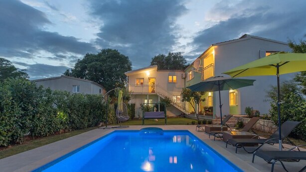 A swimming pool with a view of a two-story house in the background. - Four Bedroom Holiday Home with Pool and Gym (Dicmo Kraj)