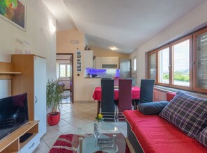 Fernseher, Tischfußball, Tischtennisplatte