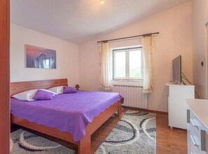 4 bedrooms, iron/ironing board, internet, bed sheets - Four Bedroom Holiday Home with Pool and Gym (Dicmo Kraj)